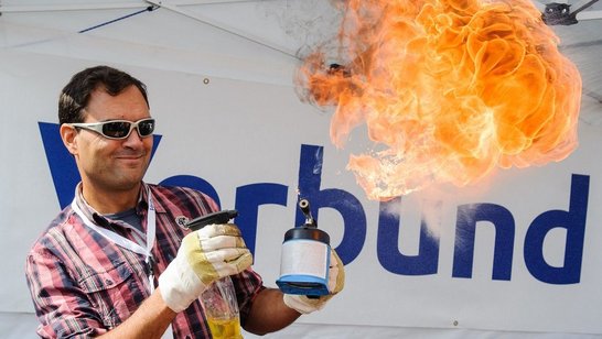 Mann mit Schutzbrille und Feuer