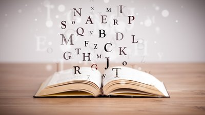 Buch aus dem Buchstaben fliegen