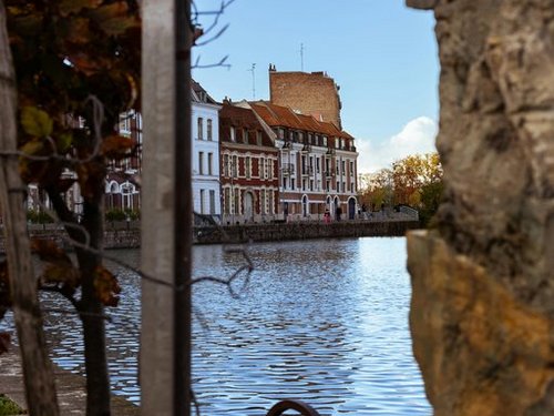 Blick auf einen Kanal in Lille. 