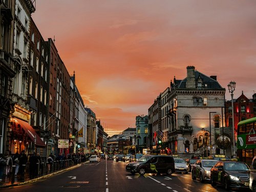 Straße in Dublin zur Zeit des Sonnenuntergangs. 