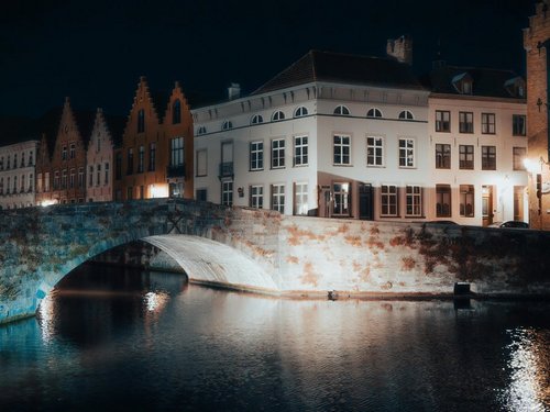 Blick auf den Kanal in Brügge bei Nacht.